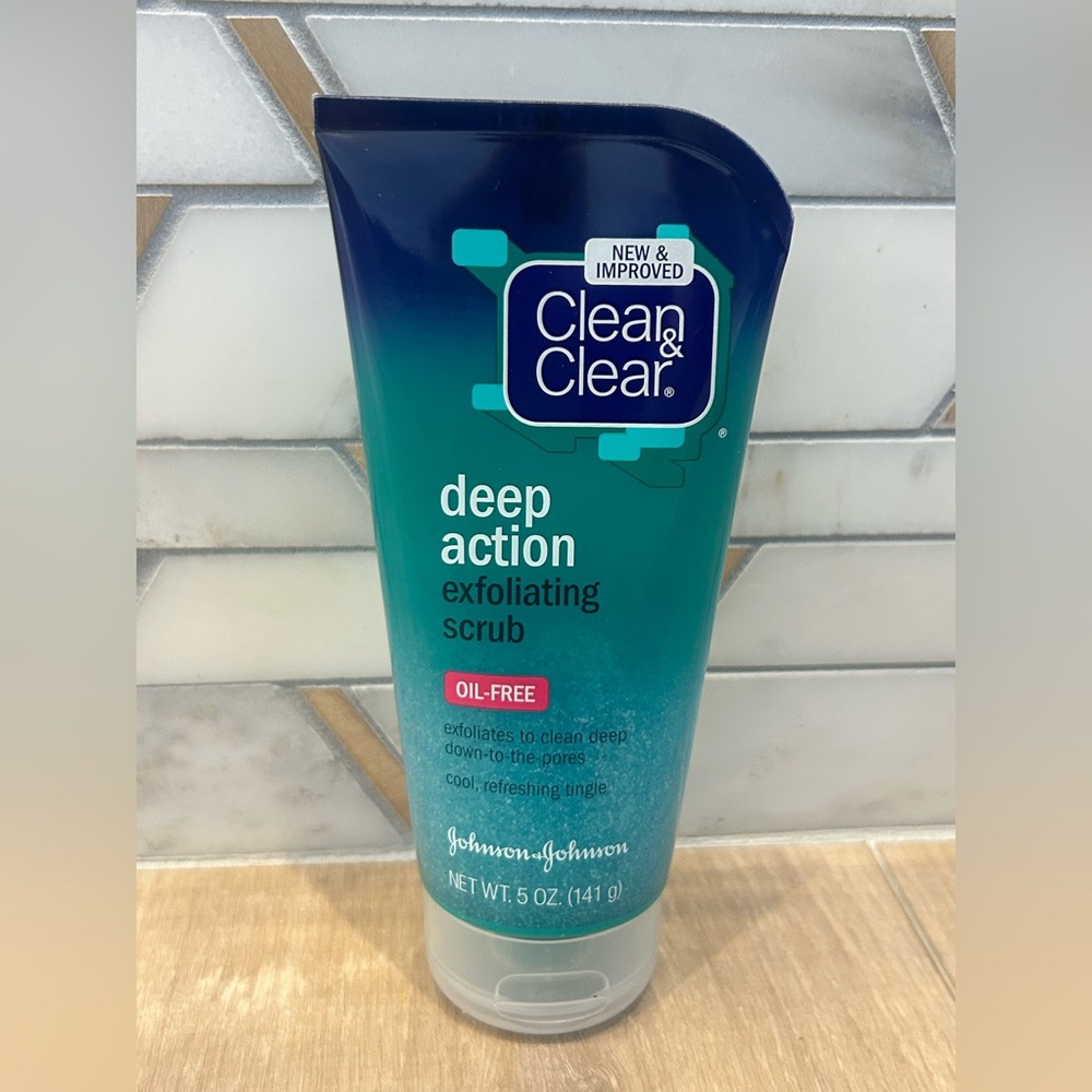 Clean & Clear Oil-Free Exfoliating Facial Scrub
